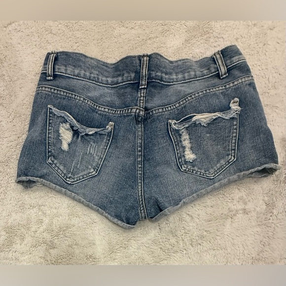 **Women’s Ililily Jean Shorts – Size Medium** - Picture 2 of 4